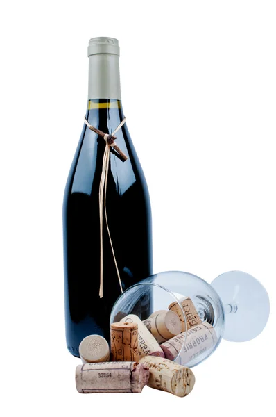 Fles wijn en een glas met kurken — Stockfoto