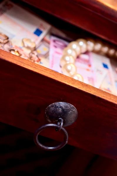 Mutiara emas euro dalam sebuah drower — Stok Foto
