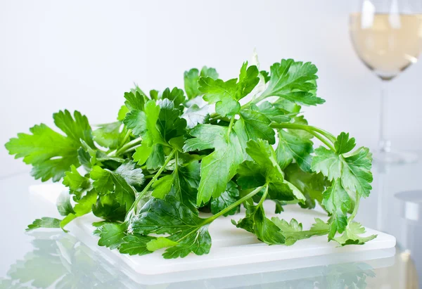 Parsley on cutting board close up — Stock Photo, Image