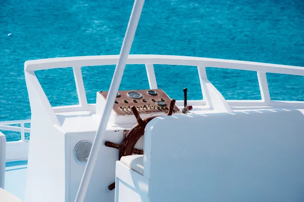 船舵的白色游艇在大海背景上 — 图库照片