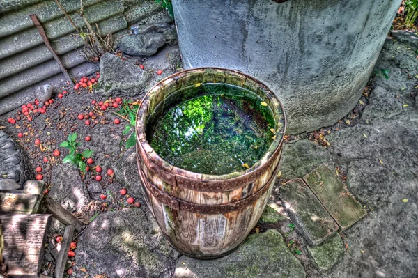 Holzfass mit Wasser am Brunnen — Stockfoto