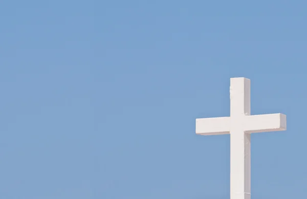 Cruz cristã branca no céu azul — Fotografia de Stock