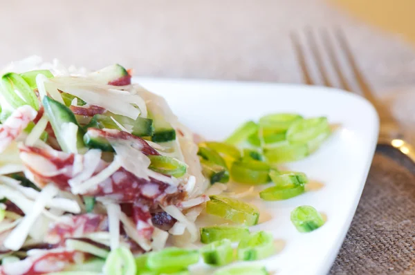 Lahana salatası, sosis, salatalık ve yeşil bezelye — Stok fotoğraf