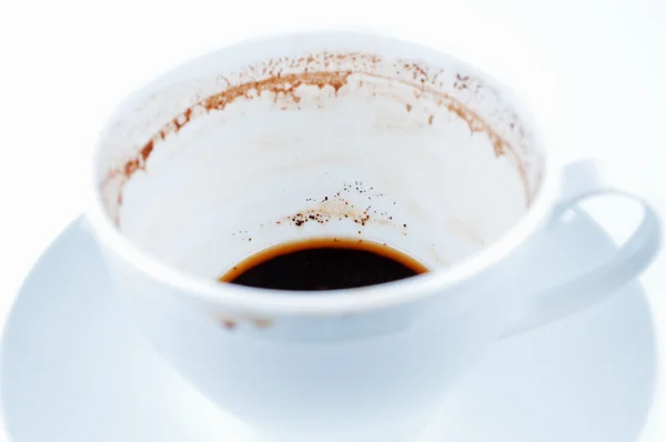 Taza de café borracho y platillo sobre fondo blanco —  Fotos de Stock