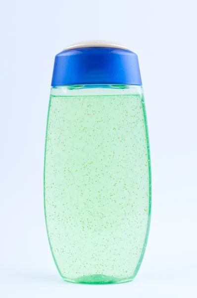 Gel de chuveiro verde em garrafa no fundo branco — Fotografia de Stock
