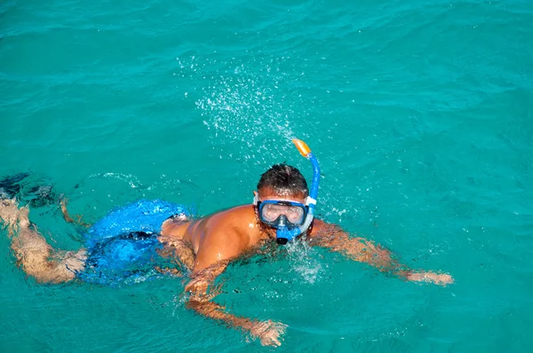 Swimming man in a snorkeling mask — Stock Photo, Image