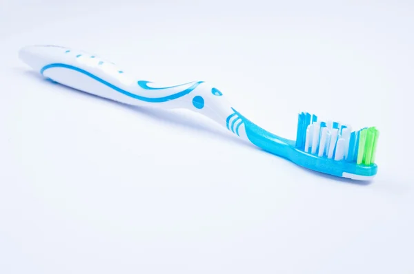 Cepillo de dientes sobre fondo blanco — Foto de Stock
