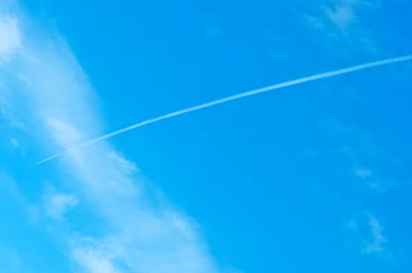 Airoplano en un cielo azul nublado — Foto de Stock