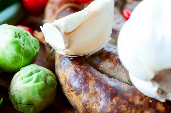 大蒜与香肠和布鲁塞尔芽菜 — 图库照片