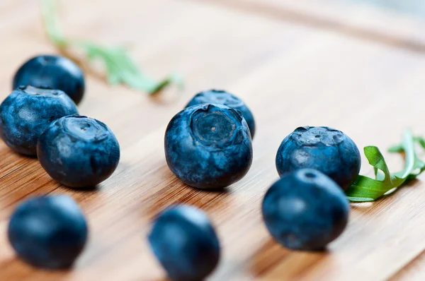 在木板上大蓝莓 — 图库照片