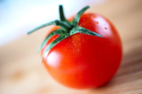 Kırmızı kiraz domates kesme tahtası — Stok fotoğraf
