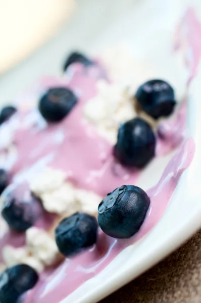 Reife Blaubeeren in Joghurt und Quark — Stockfoto