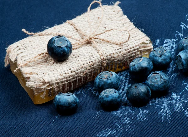 肥皂和附近的溢的蓝莓 — 图库照片