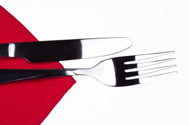bıçak ve çatal izole kırmızı masa örtüsü