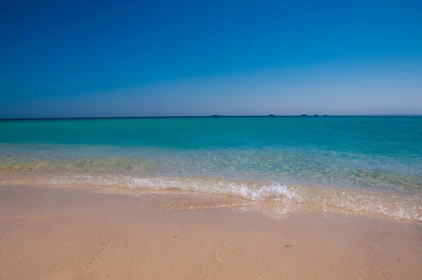Красивый голубой берег Красного моря — стоковое фото