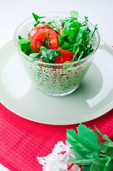 Insalata di verdure in una ciotola di vetro verde da vicino — Foto Stock