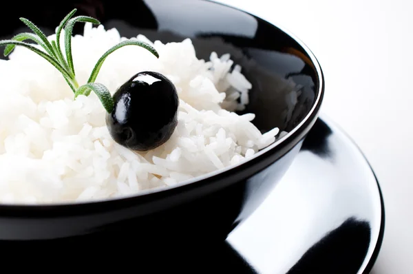 Witte rijst in zwarte kom — Stockfoto
