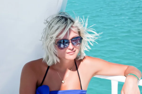 Młoda kobieta na jacht w słoneczny dzień — Zdjęcie stockowe