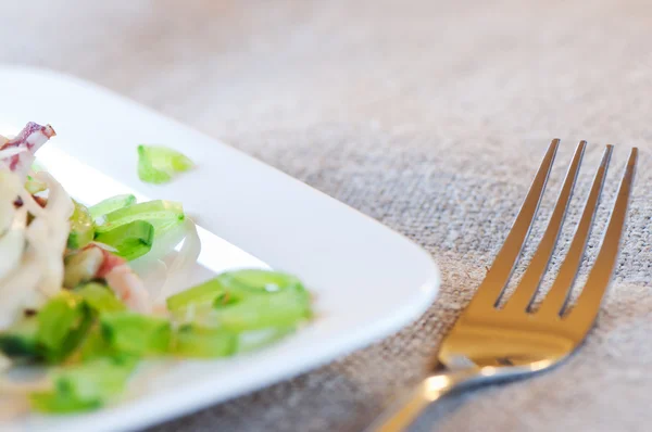 Sosis, lahana, salatalık ve yeşil bezelye salatası — Stok fotoğraf