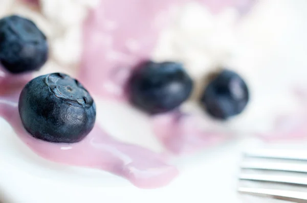 Zralé borůvky v jogurtu a tvarohu zblízka — Stock fotografie