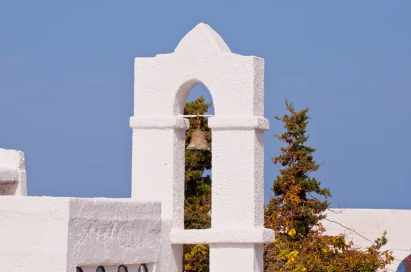 Типичный византийский колокол греческой церкви на голубом небе — стоковое фото
