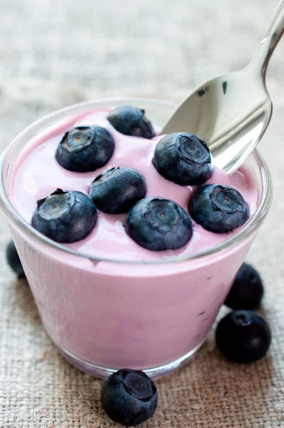 成熟的蓝莓酸奶中的关闭 — 图库照片