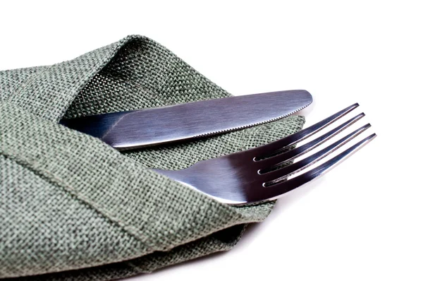 Kniv och gaffel på gröna servett närbild — Stockfoto