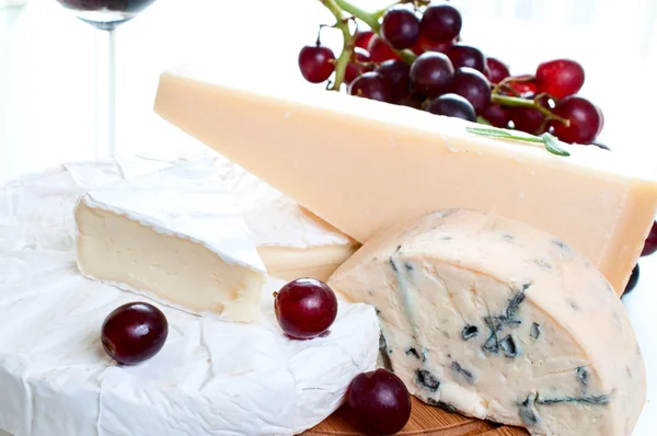 Vin rouge et brie parmesan et fromage bleu — Photo