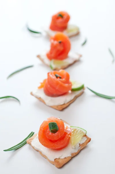 Tartine con salmone affumicato su bianco — Foto Stock