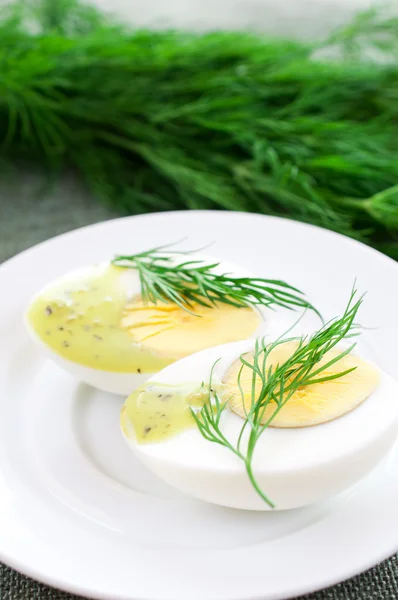 Jajka przeciąć na pół, na tle Koper — Zdjęcie stockowe