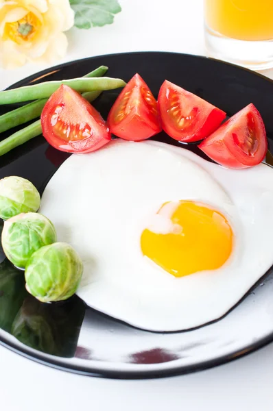 Яйцо с овощами на завтрак на белом фоне — стоковое фото
