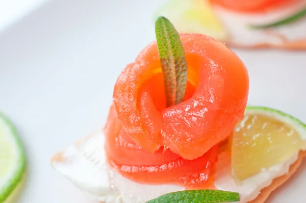Canapes with smoked salmon and cream cheese on white — Stock Photo, Image