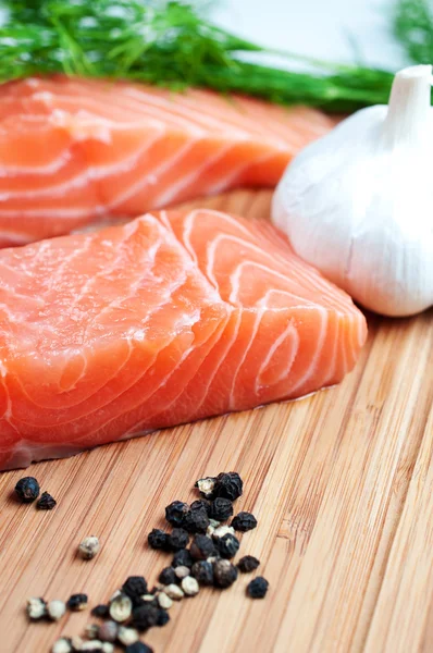 Salmon with black pepper and garlic — Stock Photo, Image