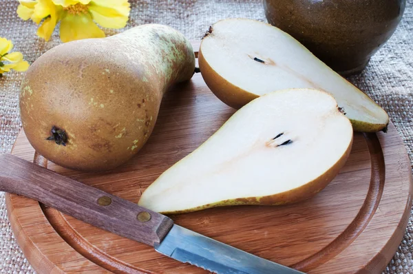 Pears on cutting board — Stock Photo, Image