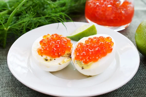 Huevos y caviar en platillo blanco — Foto de Stock