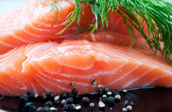 Salmon with black pepper and dill on plate — Stock Photo, Image