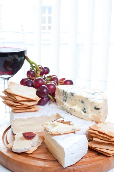 Czerwone wino i brie parmezanem i serem pleśniowym — Zdjęcie stockowe