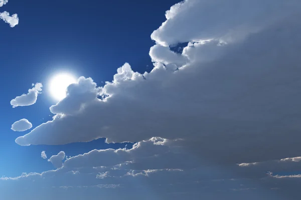 Хмарне небо з сонцем — стокове фото