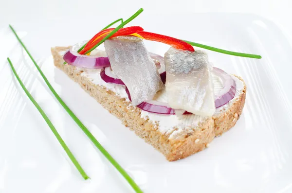 Ringa balığı ısırıkları ile sandviç — Stok fotoğraf