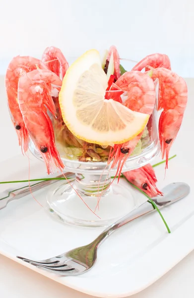 Garnalen cocktail met citroen — Stockfoto