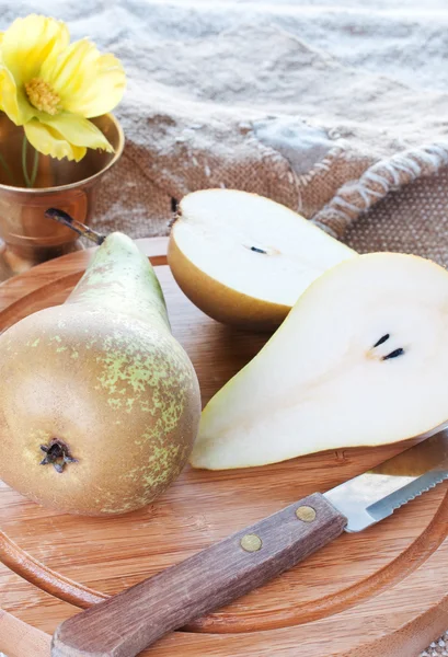 Pears on cutting board — Stock Photo, Image