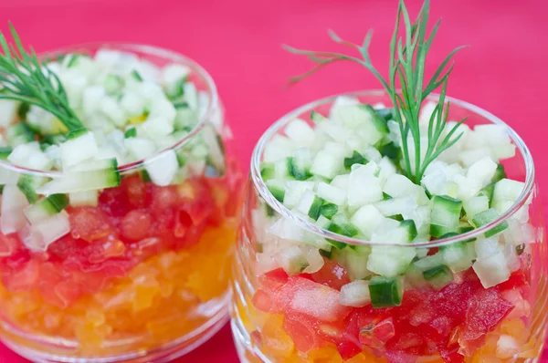 Plantaardige salade met komkommer, tomaat en peper — Stockfoto
