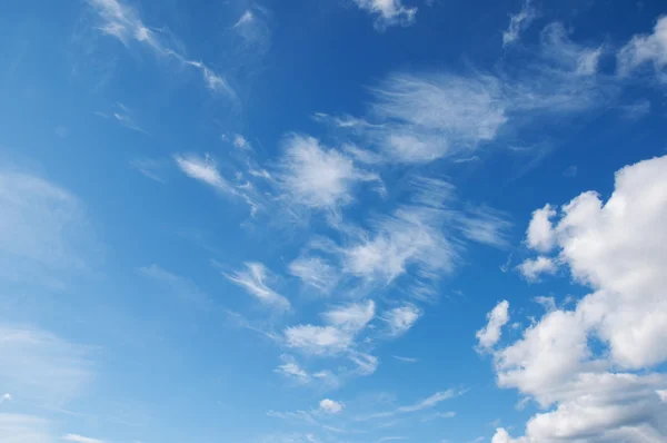 Nuvens de cirros e cúmulos — Fotografia de Stock