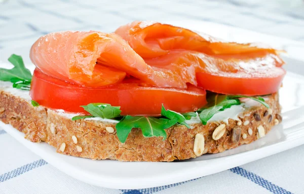 Sandwich de salmón en plato — Foto de Stock