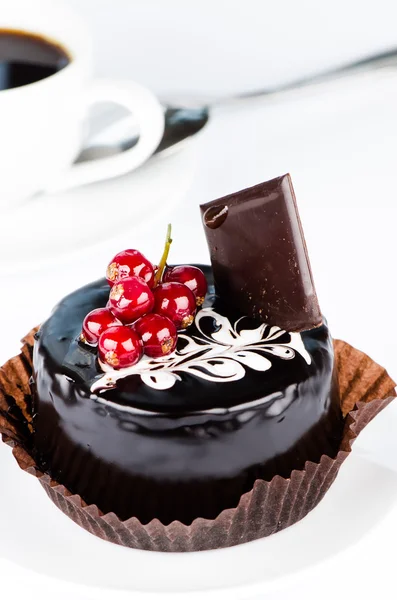 ? hocolate kaka med röda vinbär på nära håll — Stockfoto