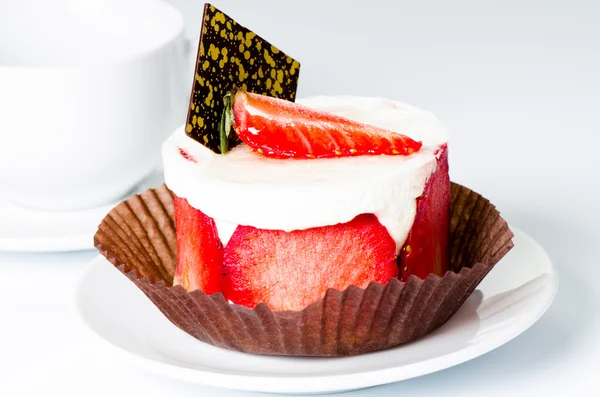 草莓蛋糕杯背景上 — 图库照片