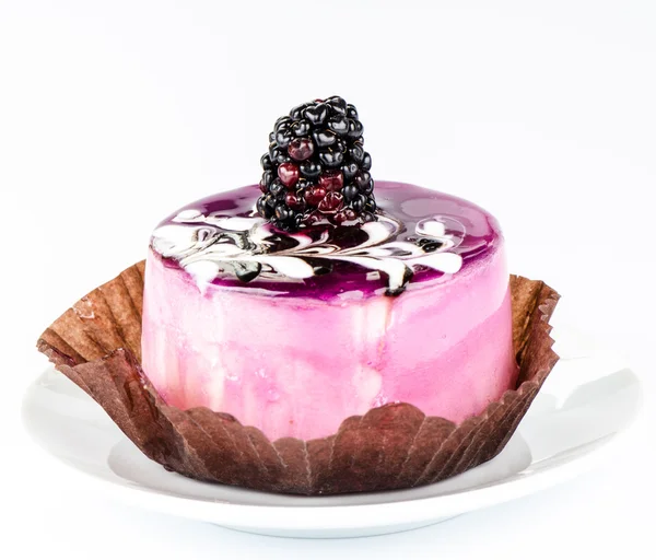 Tårta med blackberry på vit — Stockfoto