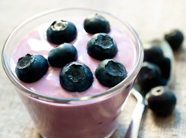 Borůvkový jogurt ve skle zblízka — Stock fotografie