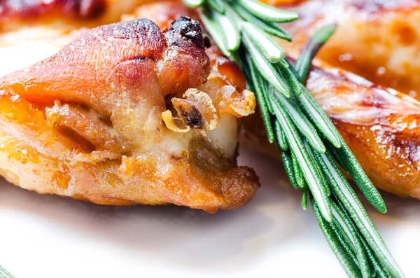 Smażony kurczak skrzydło z gałązką rozmarynu — Zdjęcie stockowe