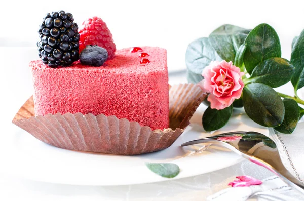 Roter Kuchen mit Beeren — Stockfoto